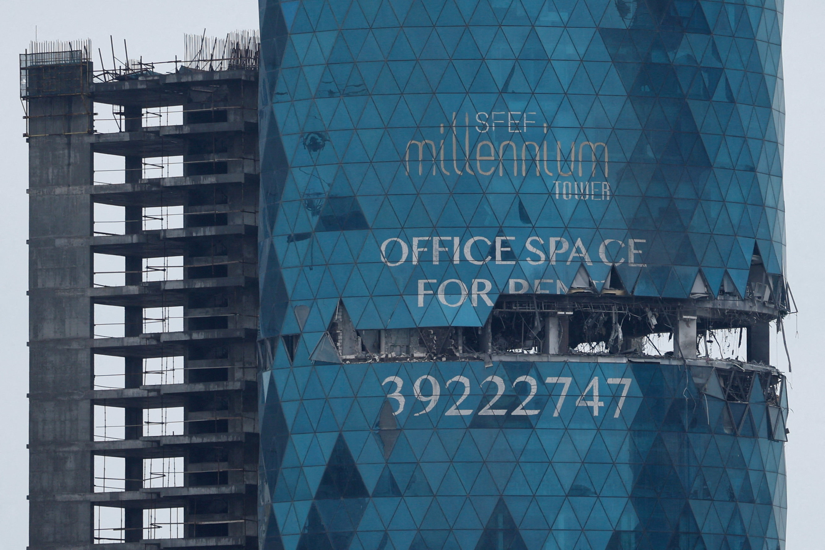 बहरीन की राजधानी मनामा में 10 मार्च को ईरानी ड्रोन हमले में इमारत का एक हिस्सा क्षतिग्रस्त हो गया।