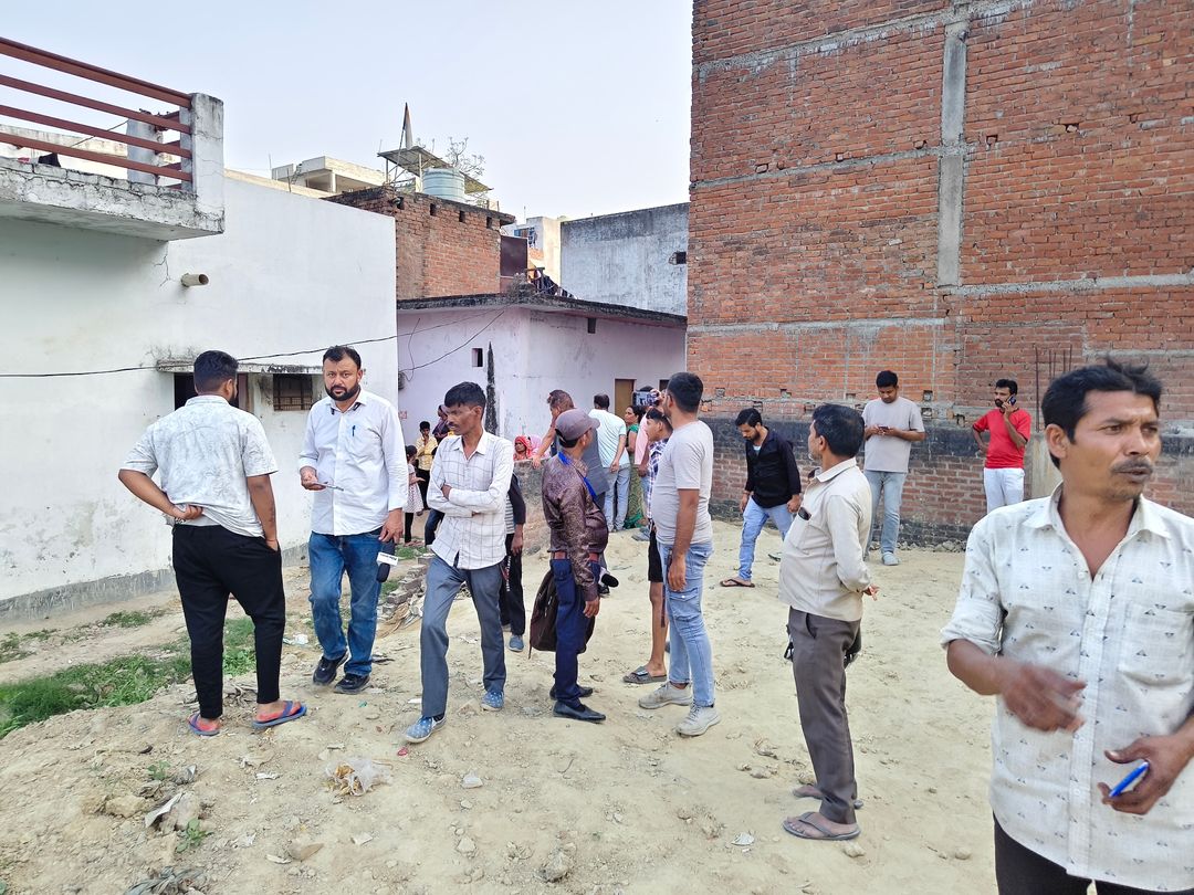 घटना की सूचना मिलने के बाद घायल संतराम के घर के बाहर लोगों की भीड़ जमा हो गई।