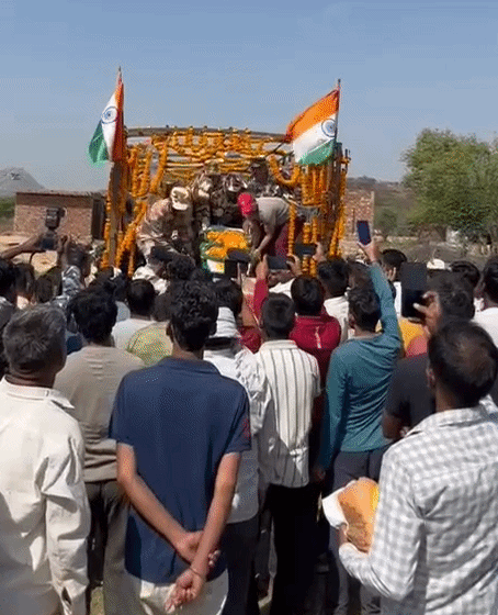 तिरंगा यात्रा में शामिल हुए गांव के सैंकड़ों लोग।