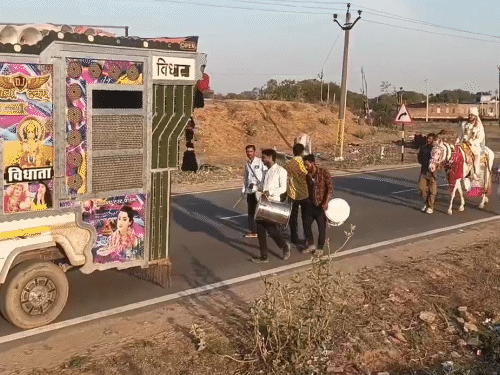 बारात में सबसे आगे डीजे, पीछे घोड़ी दूल्हा और पीछे ऊंटगाड़ियों पर बाराती निकले।