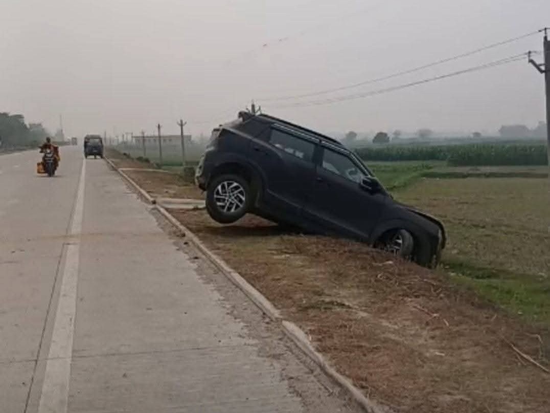 यह वही कार है जिसने साइकल सवार को टक्कर मारी।