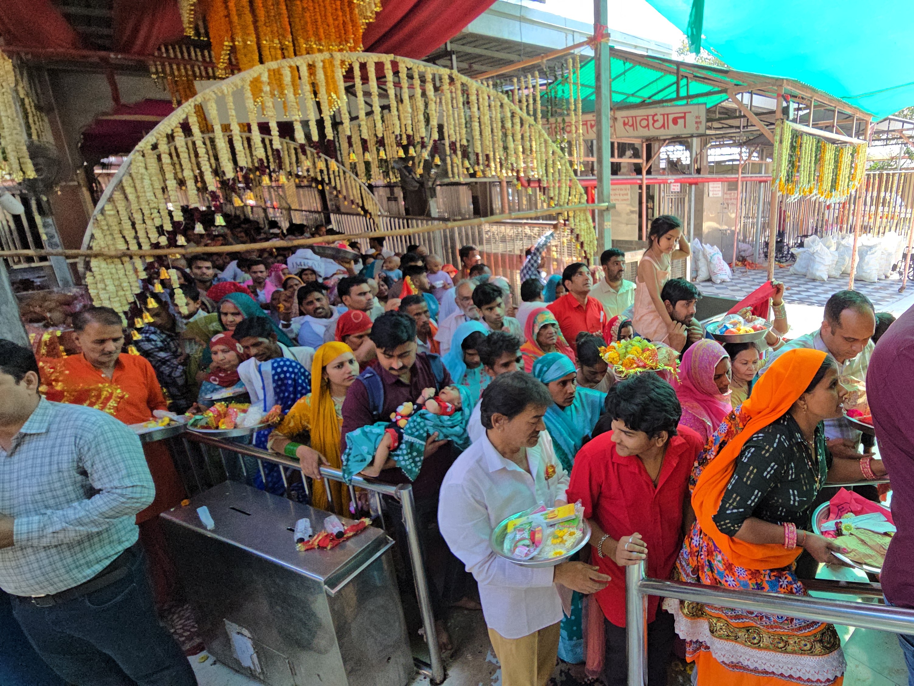 सुरक्षा के लिए 12 आपातकालीन गेट बनाए गए हैं, जहां सुरक्षाकर्मी तैनात रहेंगे।