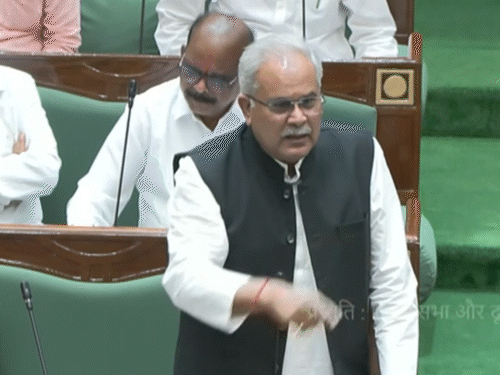 भूपेश बघेल ने ट्रेजरी बेंच खाली होने पर तंज कसा।