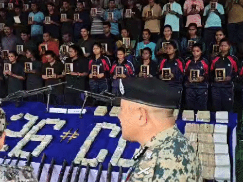 सरेंडर कार्यक्रम में बस्तर संभाग के 7 जिलों के एसपी और डीजीपी मौजूद रहे।