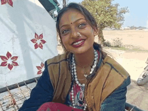 मोनालिसा ने बताया था कि कुंभ में उसे मीडिया वाले और लोग घेरे रहते थे।