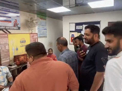 लुधियाना में गैस सिलेंडर उतार कर एजेंसी में रखते हुए कर्मचारी। एजेंसी में पहुंचे लोग। बठिंडा में NFL प्लांट बंद।