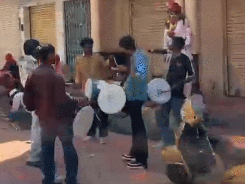 भीलवाड़ा में सनेती (मुर्दे की सवारी) का सालभर इंतजार रहता है। शहर के युवा मिलकर इसके आयोजन की तैयारी करते हैं।