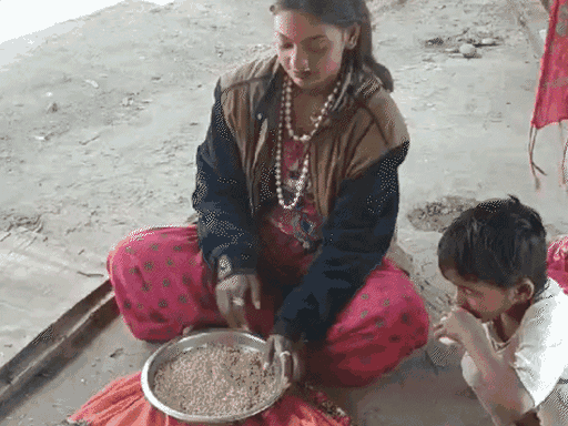 माला बेचने के साथ मोनालिसा घर के काम में हाथ भी बंटाती थी।