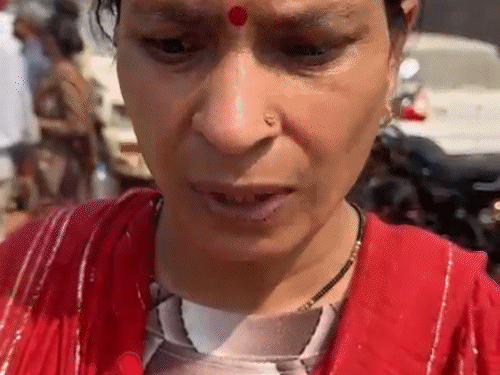 लुधियाना के ग्यासपुरा इलाके में कैले गैस एजेंसी के बाहर जमा लोगों की भीड़। - Dainik Bhaskar