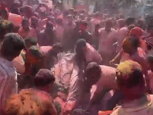 भीलवाड़ा के सर्राफा बाजार में अर्थी पर भीड़ में से एक युवक को लेटाया गया। पूरे जोश के साथ युवकों ने अर्थी को उठाया और ढोल की धुन के बीच सवारी की शुरुआत हुई।