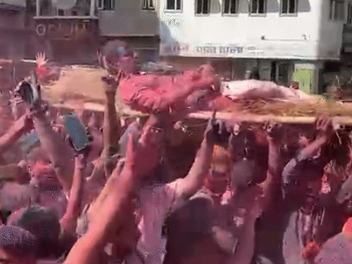 भीलवाड़ा में चित्तौड़ वालों की हवेली से मुर्दे की सवारी शुरू हुई। बड़ी संख्या में लोग ढोल की धुन पर नाचते गाते शामिल हुए।