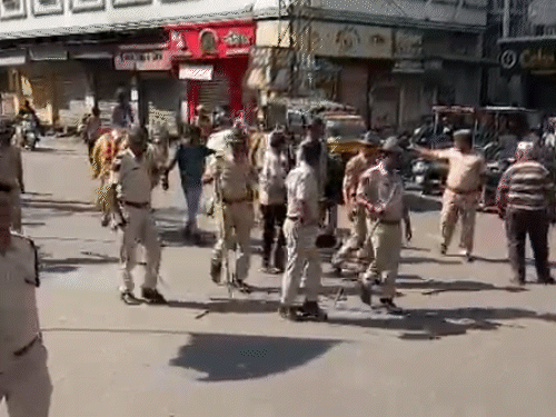 मुर्दे की सवारी के दौरान बड़ी संख्या में पुलिस जाब्ता भी तैनात है।