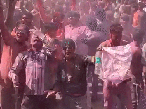 मुर्दे की सवारी के दौरान लोग हाथ में मटकी लिए विलाप करते हुए नजर आए।