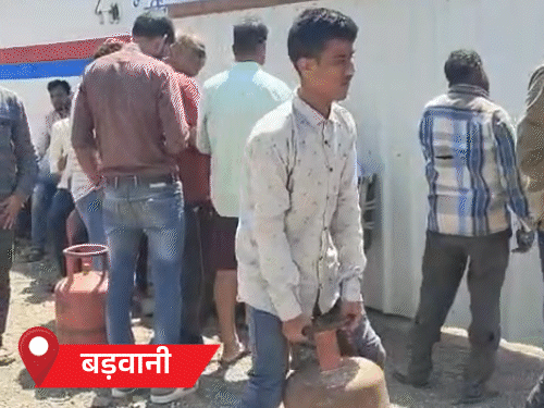 MP में 2 दिन से कमर्शियल सिलेंडर की सप्लाई ठप: पारंपरिक ईंधन के इस्तेमाल पर जुर्माना, लेकिन इंदौर में अफसर बोले- लकड़ी, कंडे, भट्ठी जलाएं - Bhopal News comp 55 1773206259