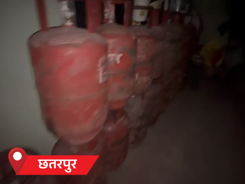 MP में 2 दिन से कमर्शियल सिलेंडर की सप्लाई ठप: पारंपरिक ईंधन के इस्तेमाल पर जुर्माना, लेकिन इंदौर में अफसर बोले- लकड़ी, कंडे, भट्ठी जलाएं - Bhopal News comp 57 1773206268