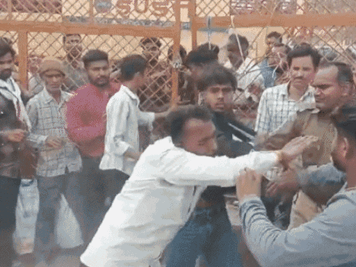 गोरखपुर के पीपीगंज में इंडेन गैस एजेंसी पर सिलेंडर की लाइन में लगे दो युवकों में मारपीट हो गई। पुलिस ने जैसे-तैसे उन्हें अलग कराया।