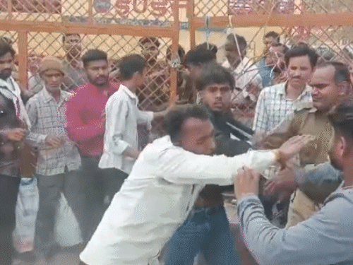 गोरखपुर के पीपीगंज में इंडेन गैस एजेंसी पर सिलेंडर की लाइन में लगे दो युवकों में मारपीट हो गई। पुलिस ने जैसे-तैसे उन्हें अलग कराया।