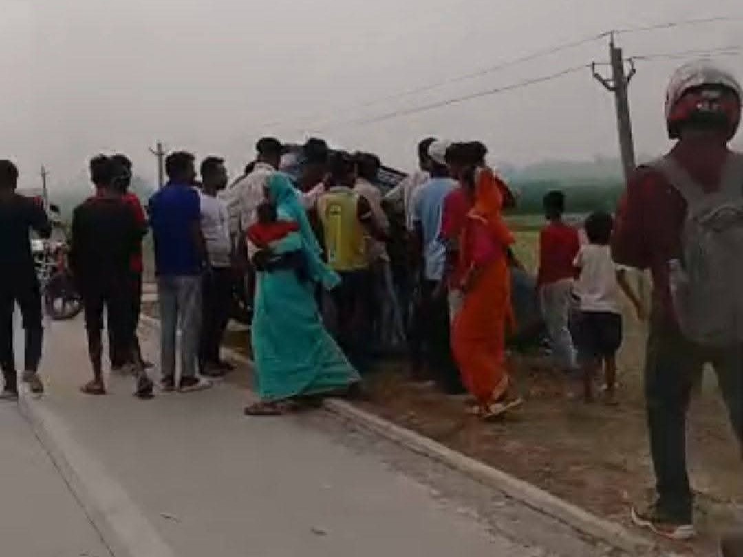 हादसे की जानकारी मिलने के बाद घटना स्थल पर पहुंचे स्थानयी लोग और राहगीर।