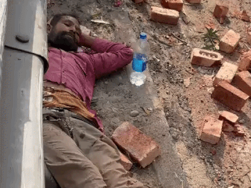 घायल क्लिनर सड़क पर बेसुध हालत में पड़ा।