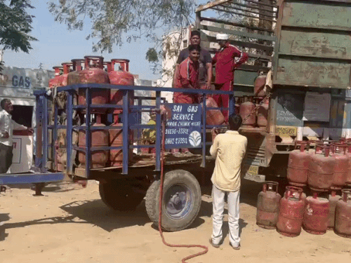 हिसार में गैस एजेंसी पर स्टॉक उतारते कर्मचारी।