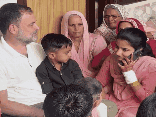 राहुल गांधी ने तनु की प्रियंका गांधी से भी फोन पर बात कराई।