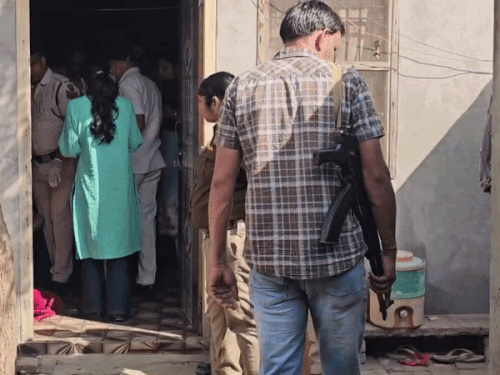 रावलधी गांव में महिला की हत्या की सूचना पर पहुंची पुलिस टीम जांच करते हुए।