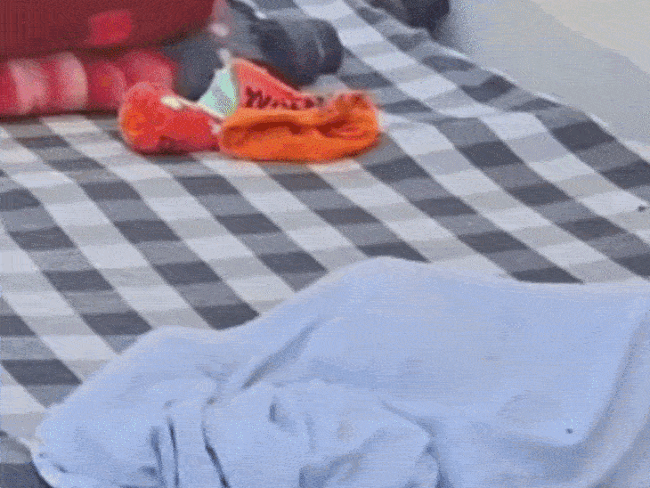 मासूम के शव के पास विलाप करती मां। - Dainik Bhaskar