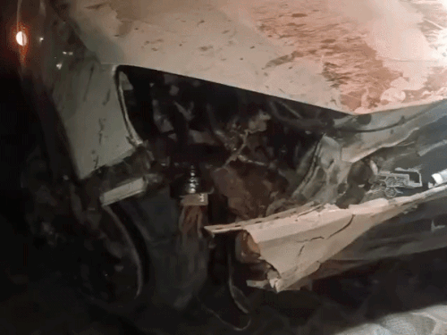 एक्सीडेंट में कार के आगे का हिस्सा बुरी तरह क्षतिग्रस्त हो गया।