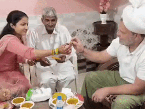 तनु ने राहुल गांधी को जलेबी खिलाई
