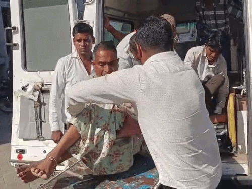 हादसे में महिला के सिर के बाल के साथ- साथ सिर की चमड़ी भी उखड़ चुकी है। - Dainik Bhaskar