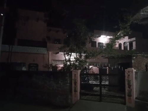 ये तस्वीर आरोपी लकी के घर की है। भास्कर जब पहुंचा तो यहां कोई नहीं मिला। आसपास सन्नाटा था।