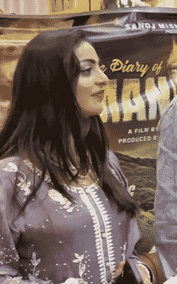 मोनालिसा अपनी डेब्यू फिल्म “द डायरी ऑफ मणिपुर” की शूटिंग के लिए केरल आई हैं।