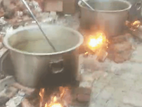 गोरखपुर में बुधवार को 500 से ज्यादा शादियां थीं, सिलेंडर नहीं मिला तो लकड़ी पर खाना बनाना पड़ा।
