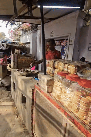 गैस की किल्लत को देखते हुए दुकानदार ने लखनऊ में स्थायी चाय की भट्टी बनवाली है।