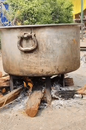 कमर्शियल सिलेंडर की किल्लत के चलते कई शादी समारोहों में गैस की जगह लकड़ी के चूल्हे पर खाना बनाया जा रहा है।