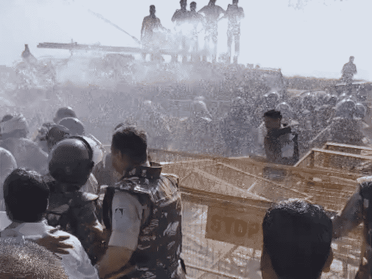 पुलिस ने लोगों को खदेड़ने के लिए वॉटर कैनन के साथ साथ लाठीचार्ज भी किया।