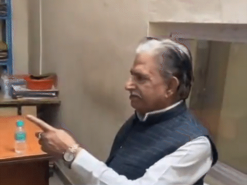 सुरक्षाकर्मी हमलावर कमल से पूछताछ कर रहे हैं।