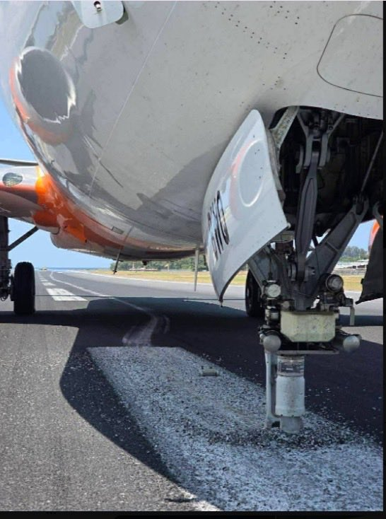 नोज गियर (सामने का लैंडिंग गियर) को नुकसान पहुंचा हुआ दिखाई दे रहा है। हार्ड लैंडिंग के दौरान विमान का अगला पहिया सही तरीके से जमीन पर नहीं बैठ पाया, जिससे उसका हिस्सा टूट गया या मुड़ गया।