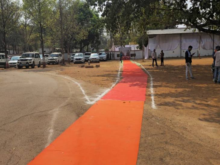 पुलिस अधिकारियों ने सरेंडर नक्सलियों का रेड कार्पेट बिछाकर स्वागत किया।