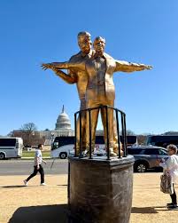 जेफ्री एपस्टीन और ट्रम्प की सैड लव स्टोरी वाली 12 फीट ऊंचा स्टेचू।