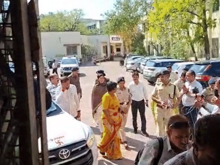 राष्ट्रीय महिला आयोग की अध्यक्ष विजया रहाटकर का अधिकारियों ने किया स्वागत।