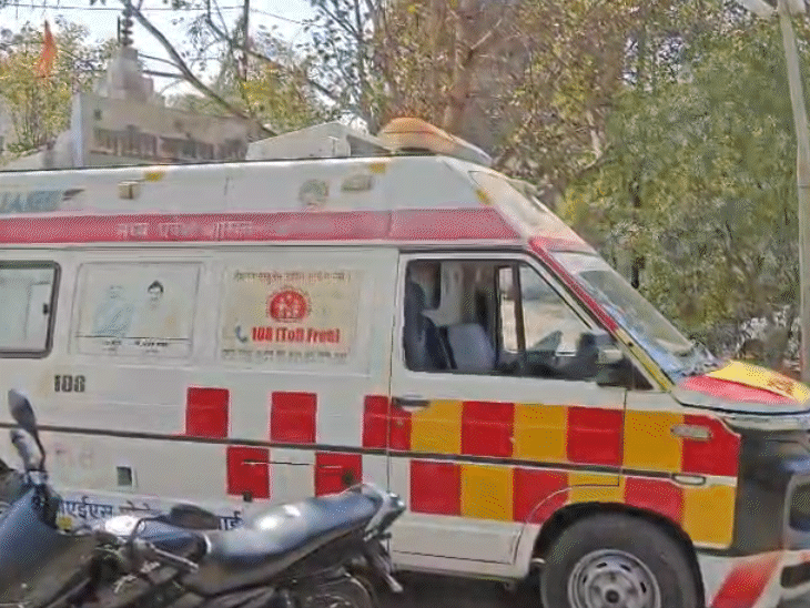 एम्बुलेंस से बच्चे और छात्रा को अस्पताल ले गए थे।