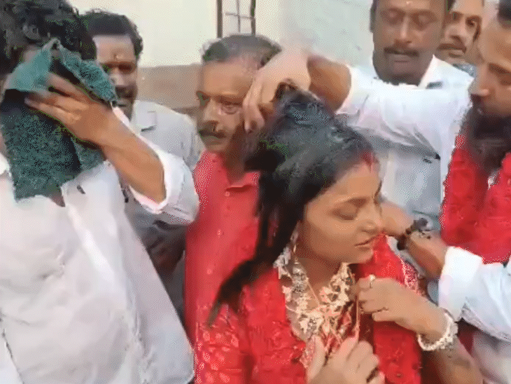 दोनों ने केरल के मंदिर में हिंदू रीति-रिवाज से शादी की।