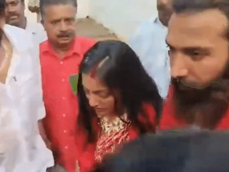 मोनालिसा केरल के एक मंदिर में अपने बॉयफ्रेंड के साथ पहुंची।