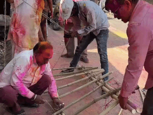 भीलवाड़ा के पुराने शहर में मुर्दे की सवारी से पहले अर्थी तैयार करते हुए।