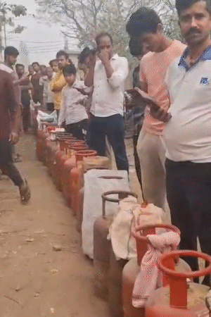 देवरिया में बुधवार की सुबह से ही लोग सिलेंडर लेकर एजेंसी पर पहुंच गए।