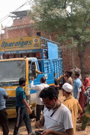 गैस सिलेंडर की किल्लत के बीच एजेंसी पर लाइन में लगकर इंतजार करते लोग।