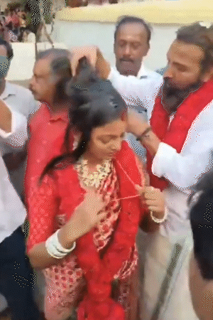 मोनालिसा ने शादी में लाल और गोल्डन रंग की सिल्क साड़ी पहनी।