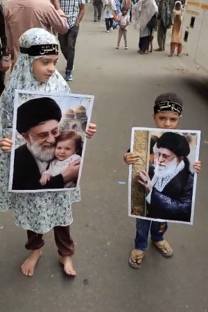 लखनऊ में 21वें रमजान में निकल रहा जुलूस, शियाओं ने नंगे पांव ट्रंप-सऊदी प्रिंस की तस्वीरें रौंदीं