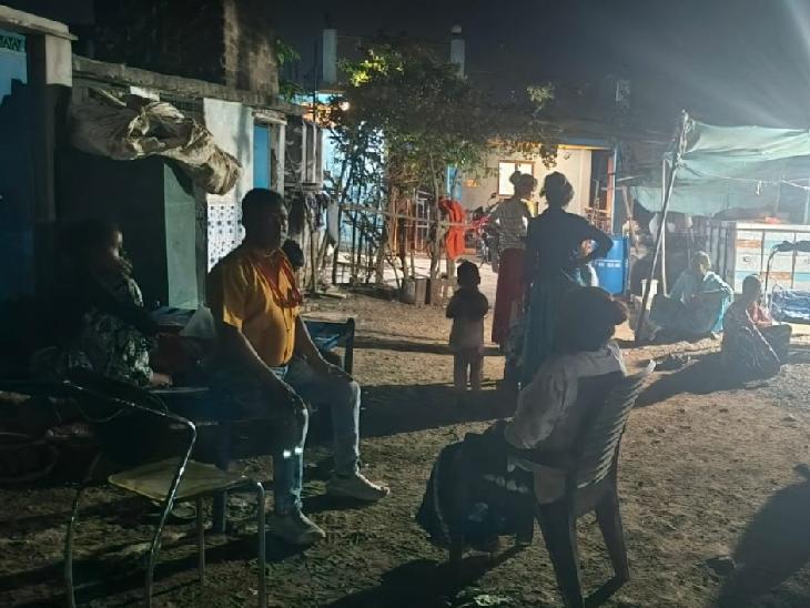 महेश्वर में मीडिया ने जब मोनालिसा के परिजन से बात करने की कोशिश की तो वे भड़क गए।